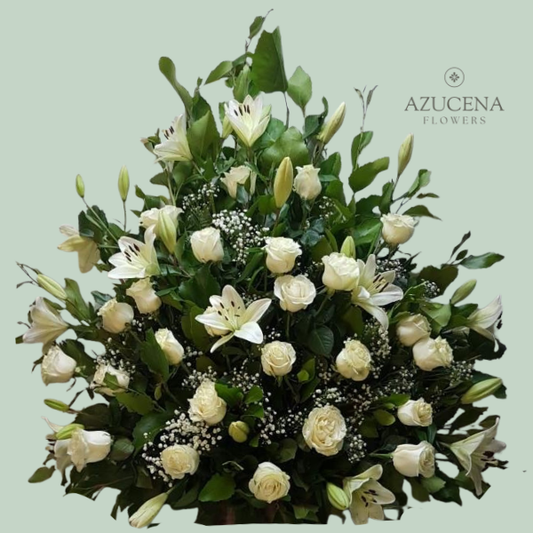 Arreglo con Rosas y Liliums Blancos — Azucena Florería
