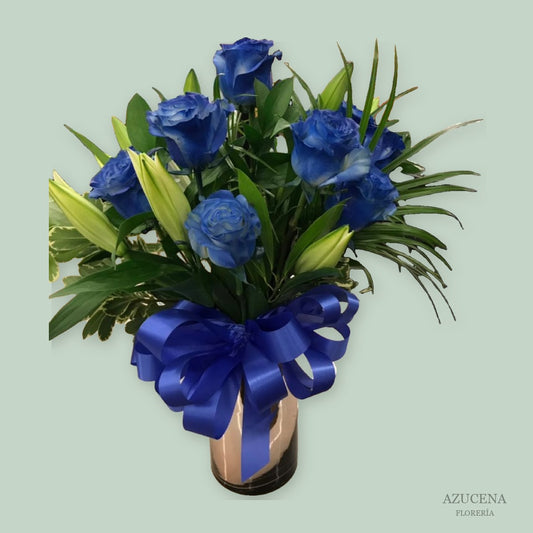 Florero con Rosas Azules y Liliums — Azucena Florería