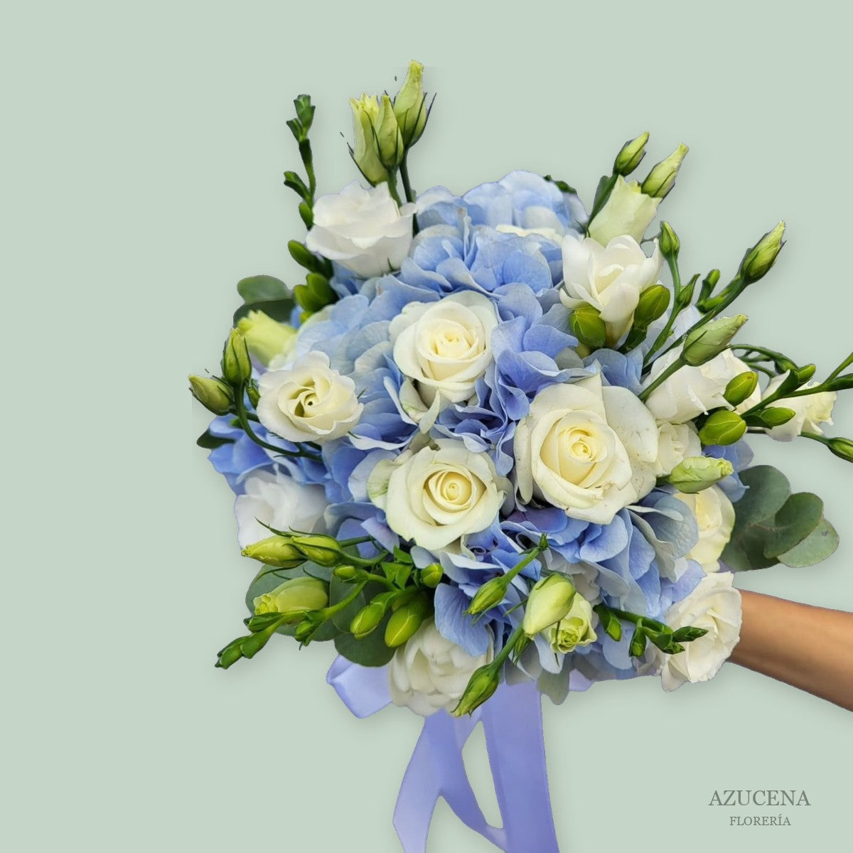 Ramo de Novia con Hortensia Azul y Rosas Blancas — Azucena Florería