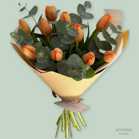 Bouquet de Tulipanes Naranjos con Eucalipto — Azucena Florería